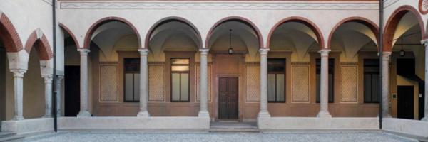 cortile interno medievale con colonne